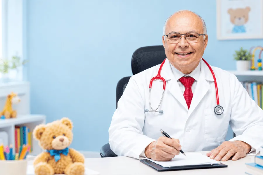 Nutrición pediátrica en Mexicali: el Dr. Cipriano Aguilar anota el crecimiento de un paciente