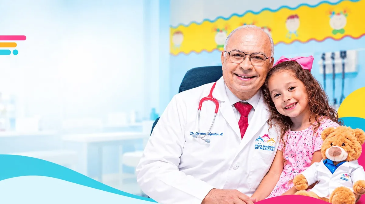 Pediatra en Mexicali: el Dr. Cipriano Aguilar con una niña sonriente y un osito de peluche