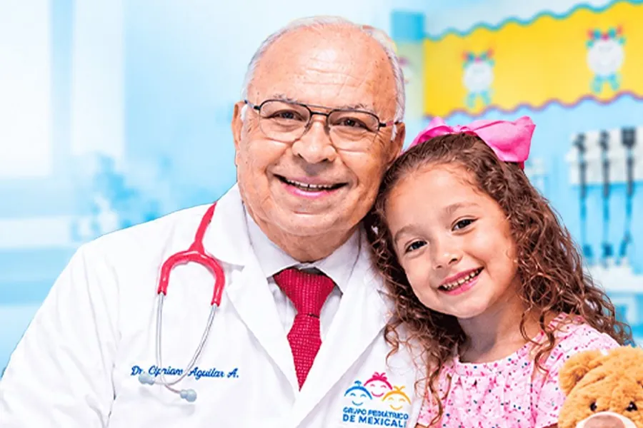 Pediatra para urgencias en Mexicali: el Dr. Cipriano Aguilar en su consultorio