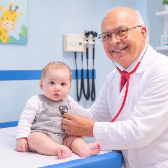 El Dr. Cipriano Aguilar ausculta a un bebé en su control de niño sano