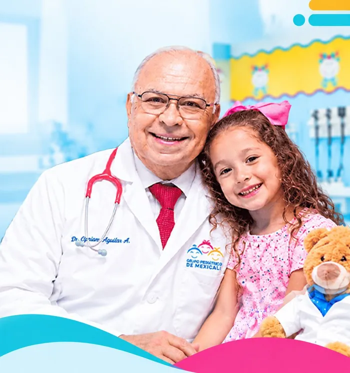 El Dr. Cipriano Aguilar con una paciente en su consultorio de Mexicali