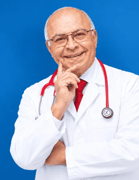 El Dr. Cipriano Aguilar, pediatra en Mexicali, con la mano en la barbilla sobre fondo azul