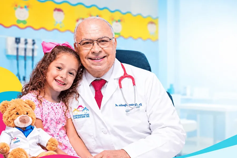 Problemas de la piel en niños en Mexicali: el Dr. Cipriano Aguilar con una paciente