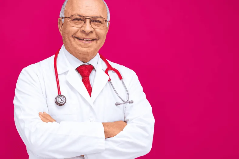 Vacuna para la influenza en Mexicali: el Dr. Cipriano Aguilar en su consultorio