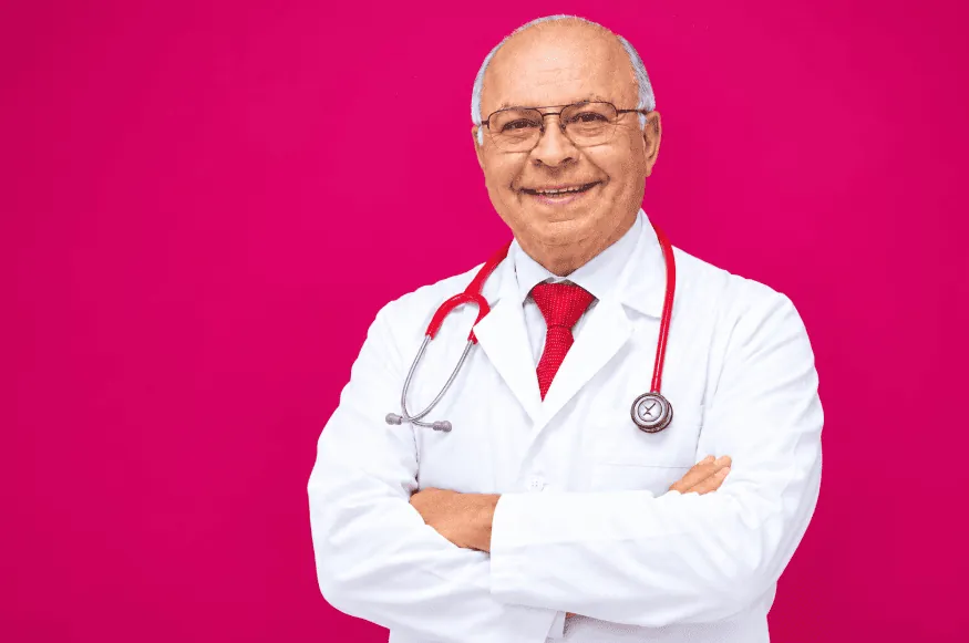 El Dr. Cipriano Aguilar, pediatra que aplica vacunas infantiles en Mexicali